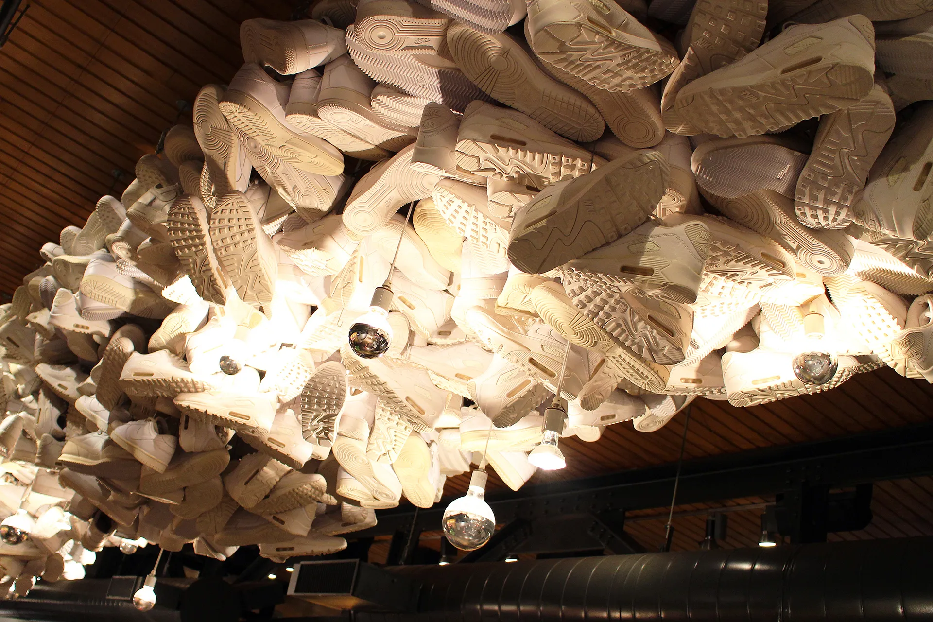 Nike Store, skor uppe i taket