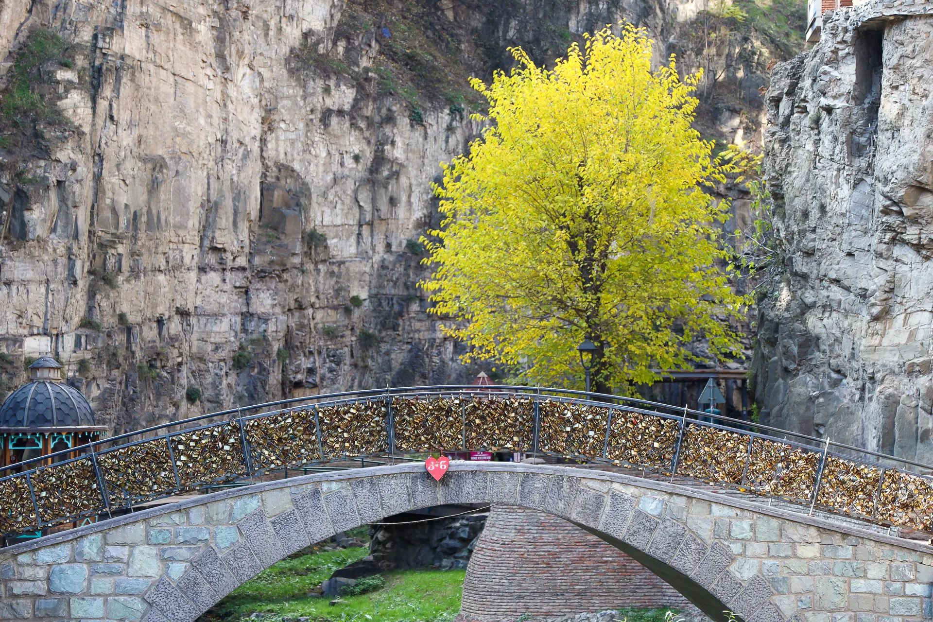 Stadsmiljö i Tbilisi, Georgien – bild 3