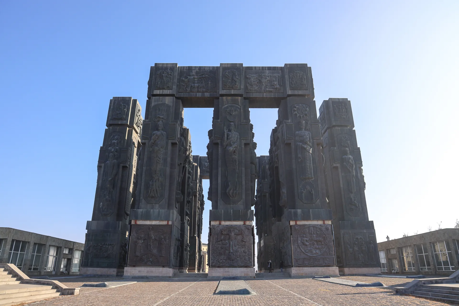 Monumentet Chronicles of Georgia ovanför Tbilisi Sea